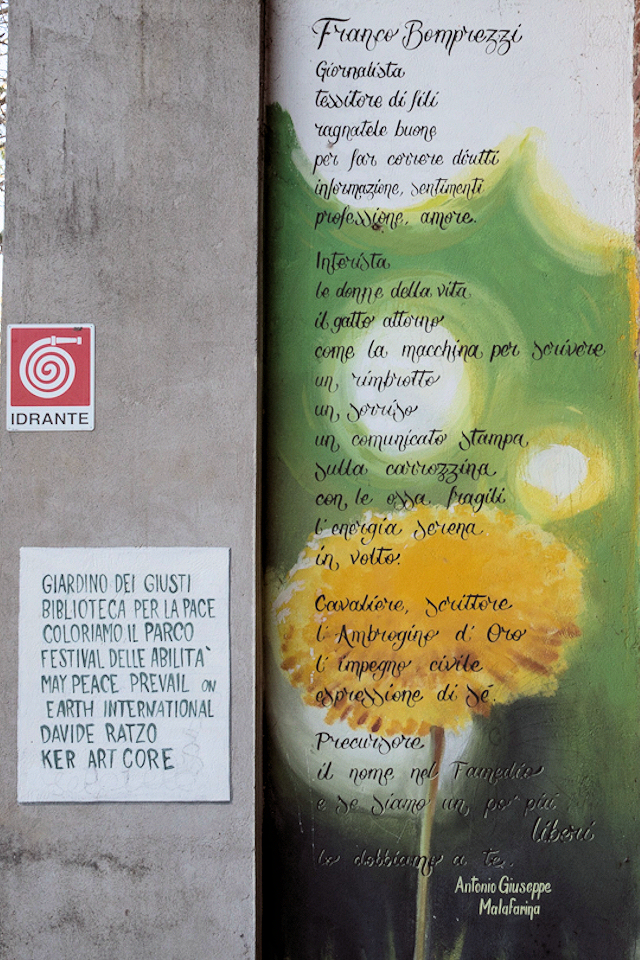 La poesia Franco Bomprezzi di Antonio Giuseppe Malafarina, estesa in verticale in nero su uno sfondo variegato fra bianco, verde e giallo